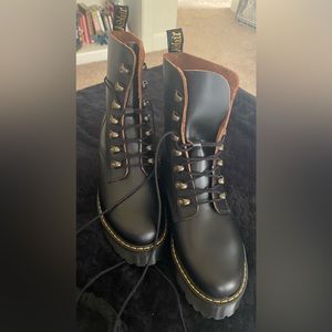 Dr.Martens Leona Women’s vintage smooth leathered heeled boots size 8US new